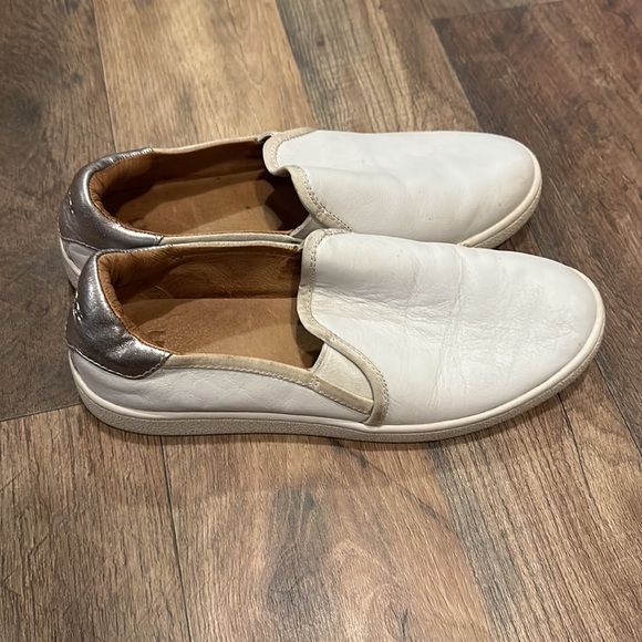 UGG Leather Slip Ons Cas sz 7 - Picture 6 of 9